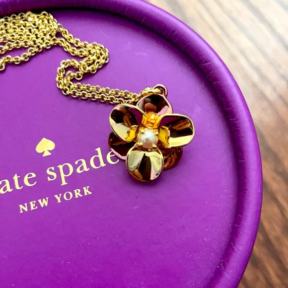 NWOT Kate Spade Bi color Pearl flower necklace - Picture 3 of 3
